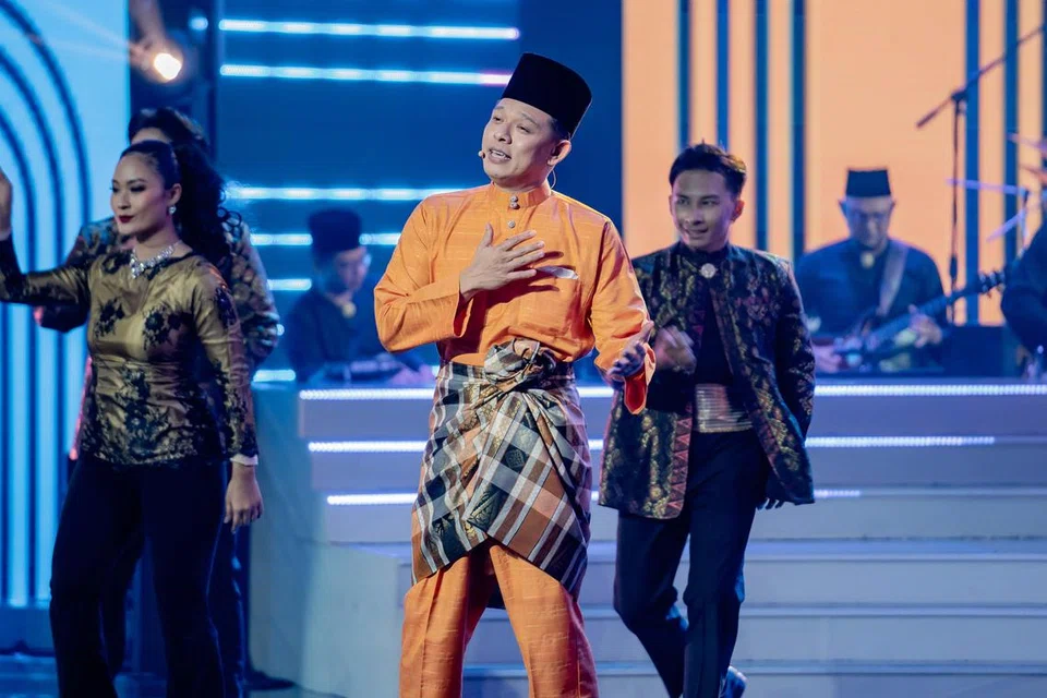 Juara pertandingan realiti, ‘Gegar Vaganza Musim Ke-6’, Hady Mirza, menyanyikan lagu Raya ciptaan Hael Husaini, ‘Bersyukur Seadanya’, pada Sinar Lebaran 2025, yang disiarkan di saluran Mediacorp Suria pada 30 Mac.