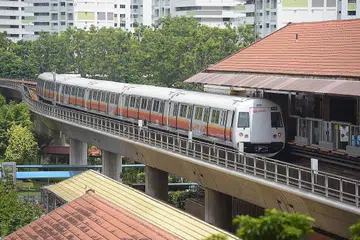 JEJAS KEUNTUNGAN: Laba SMRT Corp telah merosot dengan banyak sedang ia mengetepikan lebih banyak perbelanjaan bagi kerja-kerja penyenggaraan dan pembaikan. - Foto fail.
