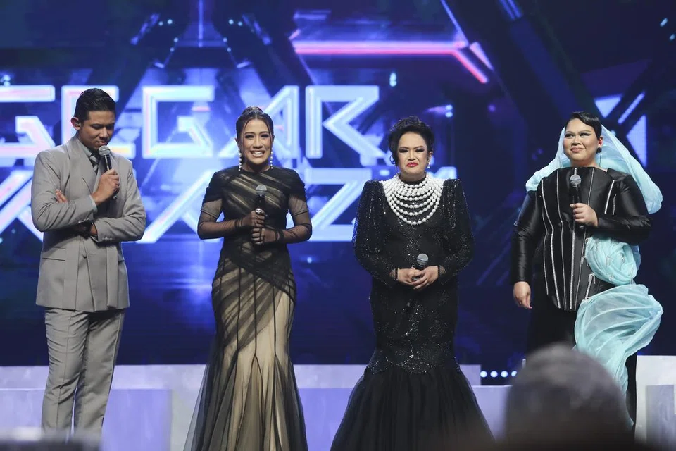 Peserta legenda,Liza Aziz (dua dari kanan), dan gandingan duetnya, Sheila Abdull (dua dari kiri) dipesan juri agar ketepikan ego masing-masing untuk hasilkan duet yang lebih berkesan. Bersama mereka ialah pengacara Nabil Ahmad (kiri) dan Sherry Alhadad.