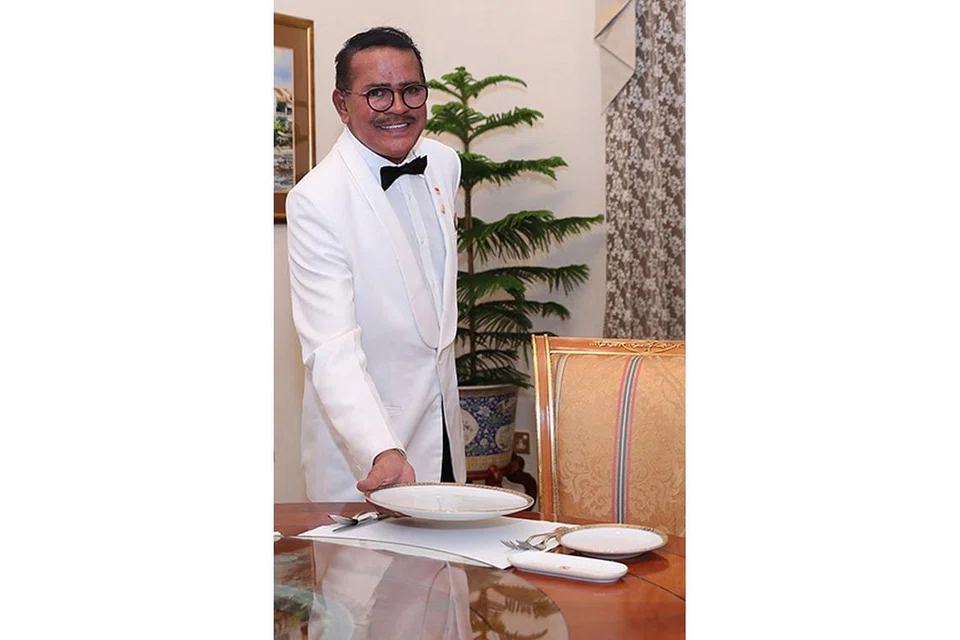 GENERASI KETIGA BUTLER DI ISTANA : Encik Ismail (gambar atas) mengikuti jejak langkah arwah datuk dan bapanya untuk menggalas tugas 'butler' di Istana ketika usianya 16 tahun. Beliau telah memberi khidmat kepada presiden pertama Singapura, Allahyarham Yusof Ishak, sehingga yang sekarang, Presiden Halimah Yacob. - Foto MCI