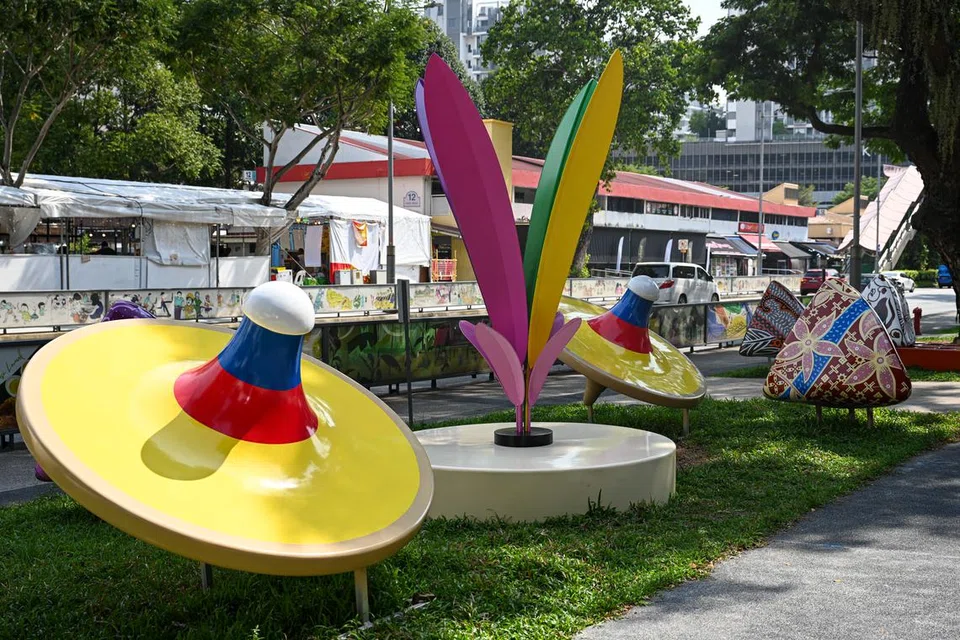 Seni pemasangan di Wisma Geylang Serai ini menampilkan alat permainan tradisional seperti congkak, batu seremban dan gasing besar.