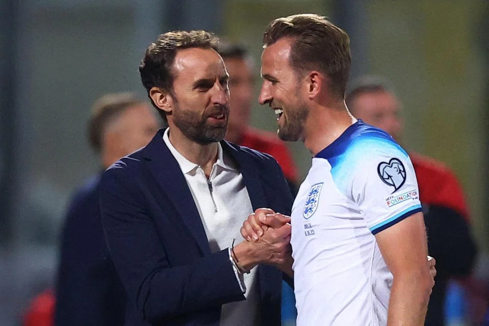YAKIN DENGAN PENYERANG: Pengurus England, Gareth Southgate (kiri) yakin Harry Kane mampu menang piala pertama dengan Bayern Munich.