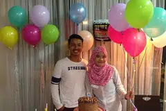 TERPAKSA TUNDA RANCANGAN: Encik Muhammad Muizz terpaksa menundakan rancangan pernikahannya hujung bulan ini dengan pasangannya Cik Nur Ain Syazlylie, kerana mereka yang bertugas di sini tidak berjaya menempah tiket bas perjalanan darat VTL ke Johor Bahru kerana tiket sudah habis dijual. - Foto ihsan MUHAMMAD MUIZZ SUKAINI