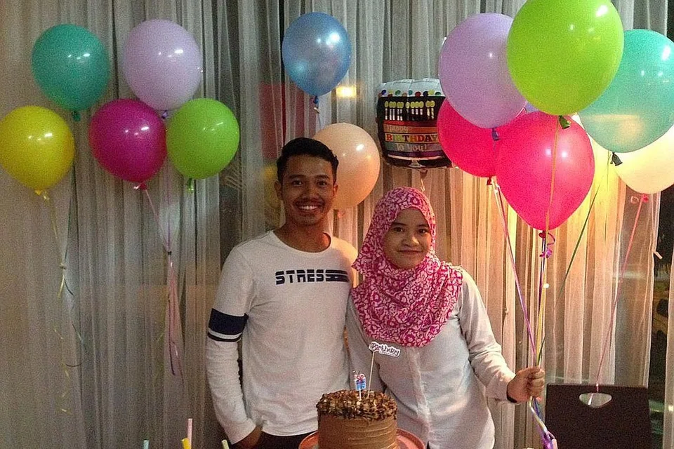 TERPAKSA TUNDA RANCANGAN: Encik Muhammad Muizz terpaksa menundakan rancangan pernikahannya hujung bulan ini dengan pasangannya Cik Nur Ain Syazlylie, kerana mereka yang bertugas di sini tidak berjaya menempah tiket bas perjalanan darat VTL ke Johor Bahru kerana tiket sudah habis dijual. - Foto ihsan MUHAMMAD MUIZZ SUKAINI