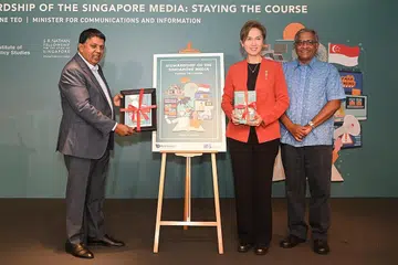 PELANCARAN BUKU: (Dari kiri) Encik Patrick Daniel melancarkan bukunya 'Stewardship of the Singapore Media: Staying the Course' bersama Cik Josephine Teo dan Encik Janadas Devan, Pengarah IPS di Universiti Nasional Singapura. - Foto ST