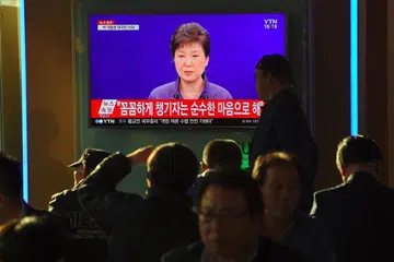 Presiden Park Geun-Hye memohon maaf secara terbuka pada 25 Oktober 2016 bagi kebocoran dokumen rasmi kepada rakan keluarganya yang terlibat dalam skandal rasuah. 