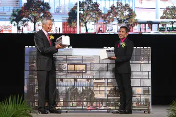 Menteri Kanan, Encik Lee Hsien Loong (kiri), menghargai sumbangan Dr Maliki Osman sepanjang hampir 25 tahun dalam perkhidmatan awam, yang telah banyak menyumbang kepada kemajuan negara dan masyarakat.