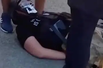 Suspek berusia 18 tahun, yang berpakaian seperti watak dalam permainan video, dengan kapak di pinggangnya, memakai jaket kalis peluru, topi keledar dan mukanya bertopeng, ditahan polis.