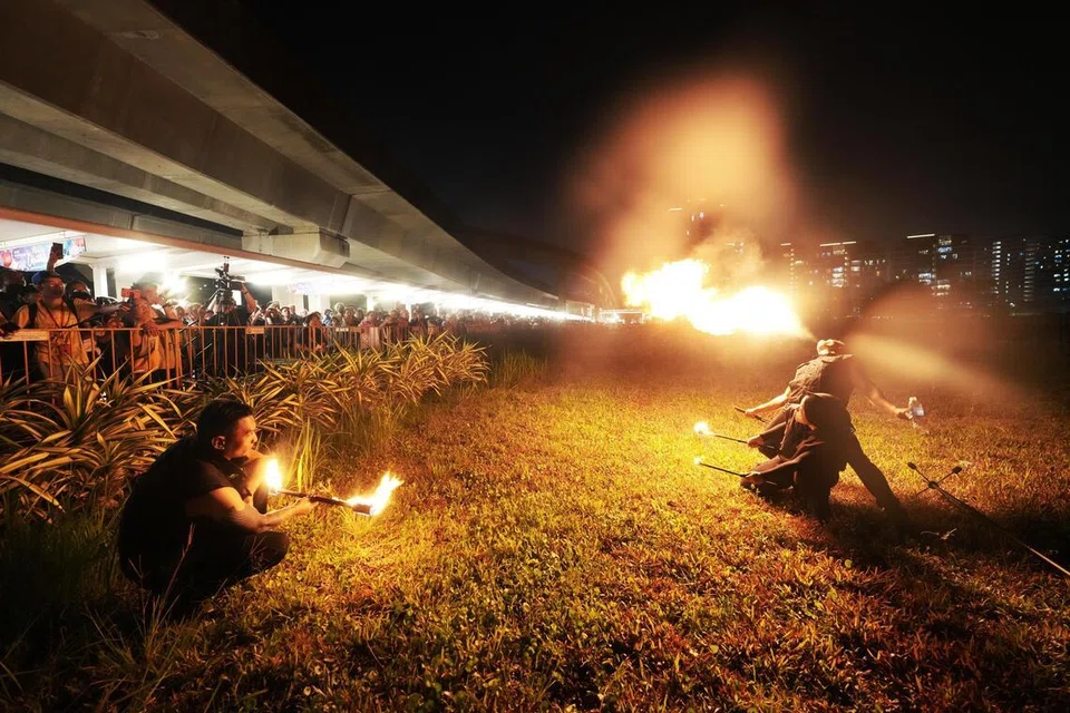 Di hab masyarakat One Punggol, orang ramai menghitung detik Tahun Baru 2026 sambil menikmati suasana meriah dengan persembahan api, aktiviti melukis karikatur, dan persembahan berbeza.