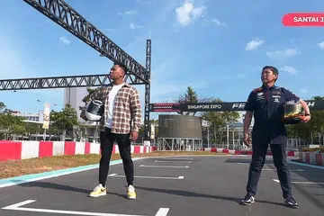 AKSI LASAK: Dr Mohamad Maliki Osman (kanan) dalam siri video yang dinamakan Santai Jap yang dihoskan personaliti setempat, Hans Hamid (kiri). Ia dimuat naik ke laman Facebook M3 semalam. - Foto-foto M3 