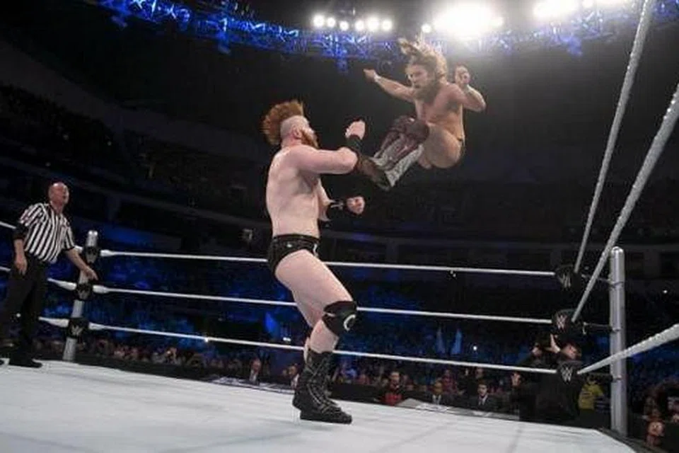 AKSI MENDEBARKAN: Inilah salah satu adegan pertarungan melibatkan Daniel Bryan (kanan) dengan seorang lagi ahli gusti, Sheamus. - Foto WWE, INC