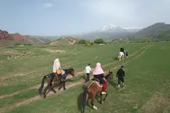Dr Mumtaz (kanan) menunggang kuda di Kyrgyzstan bersama rakan-rakannya.