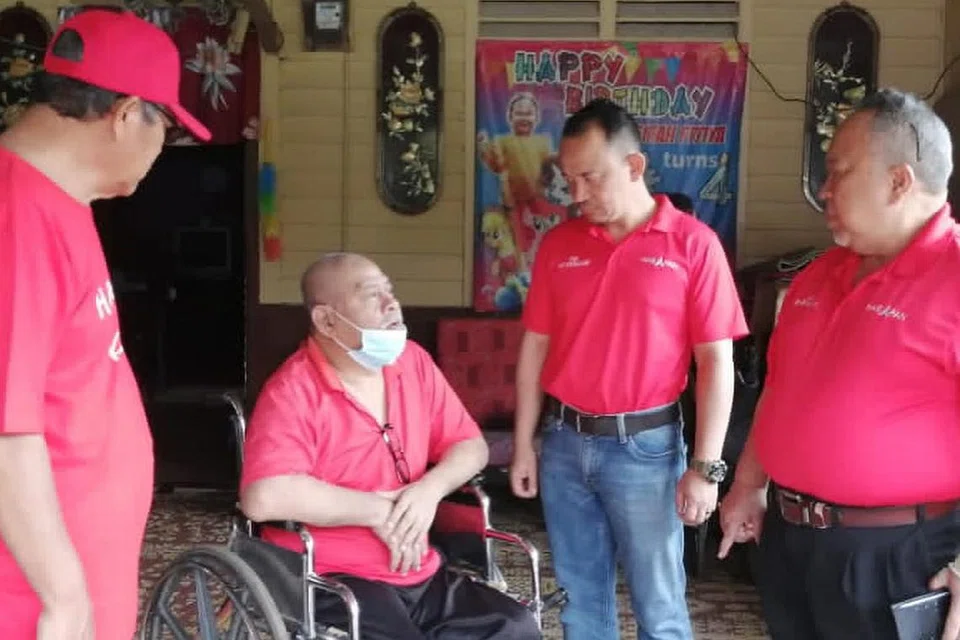 SANTUNI PENDUDUK SIMPANG RENGGAM: Calon kerusi Parlimen Simpang Renggam, di Johor, Dr Maszlee Malik, mengagihkan habuan kepada golongan kurang bernasib baik di kawasan undi yang beliau akan pertahankan dalam pilihan raya umum ke-15 ini. - Foto ihsan MASZLEE MALIK