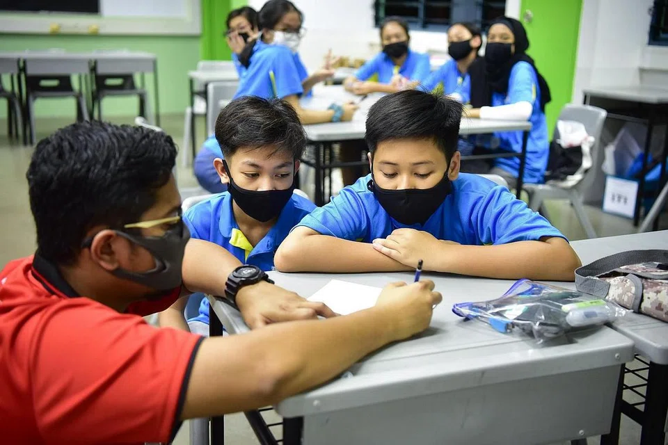 DAKAP ILMU: Masyarakat Melayu/Islam telah menunjukkan semangat untuk berusaha gigih agar dapat meraih pencapaian yang bermakna melalui pendidikan. Ini dilakukan menerusi sumbangan masyarakat sendiri dalam menyedarkan dan menggerakkan masyarakat supaya meraih pencapaian ini. - Foto MENDAKI