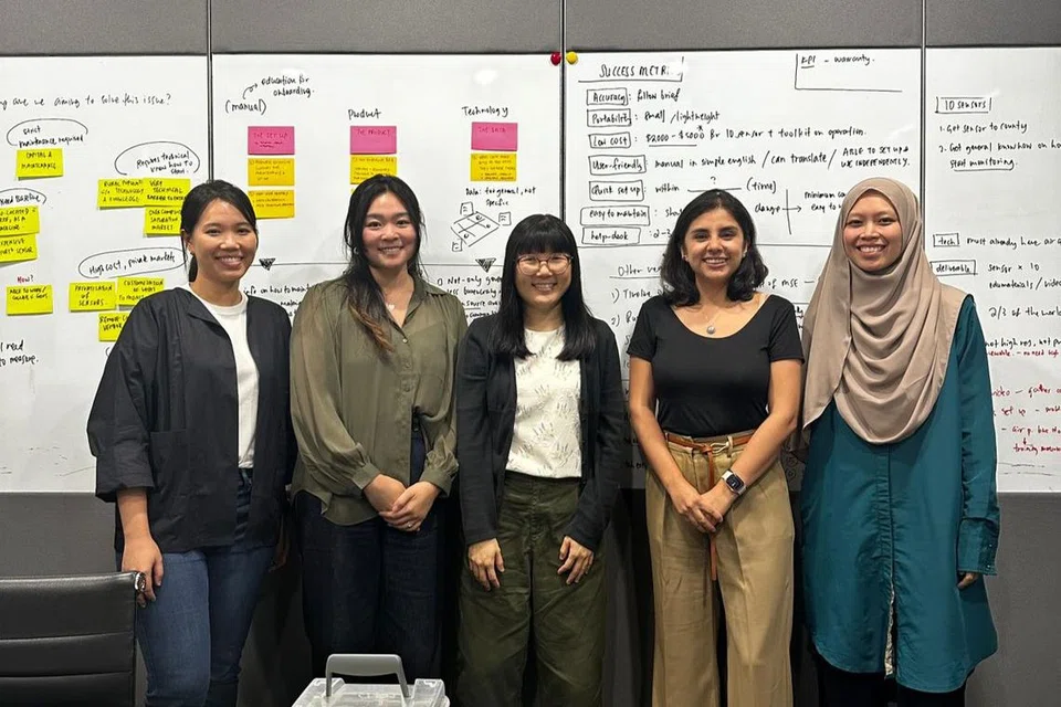 Cik Khairunnisa Yahya (kanan) ketika menyertai sesi sumbang saran bersama Penguasa Pembangunan Infokom Media (IMDA) untuk membangunkan ‘Pernyataan Cabaran’ bagi ‘Cabaran Inovasi Pencemaran Udara’ di mana mereka menghasilkan kit pemantauan mutu udara kos rendah.