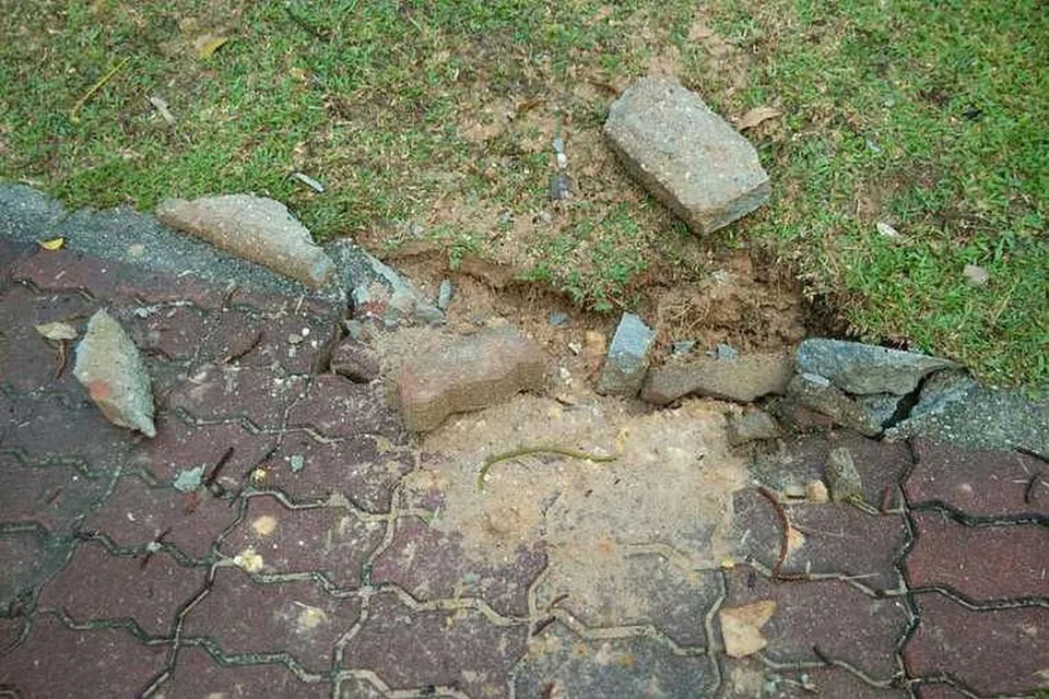 Serpihan dari jalan yang rosak juga ditemui di tempat kejadian. 