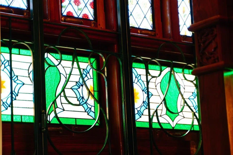 Corak bunga kenanga di salah satu tingkap di Makam Habib Noh menonjolkan bunga tersebut yang senang ditemui di sekeliling Masjid Haji Muhammad Salleh.