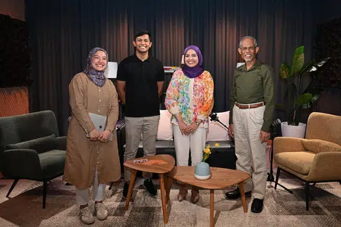 (Dari kiri) Hos dan Penerbit Podcast ‘No Tapis’, Cik Natasha Mustafa; atlet boling negara, Encik Nu’man Syahmi Yusri; guru muzik dan pengasas NJ Studio, Cik Nabillah Jalal; dan Menteri Pembangunan Sosial dan Keluarga, Encik Masagos Zulkifli Masagos Mohamad.