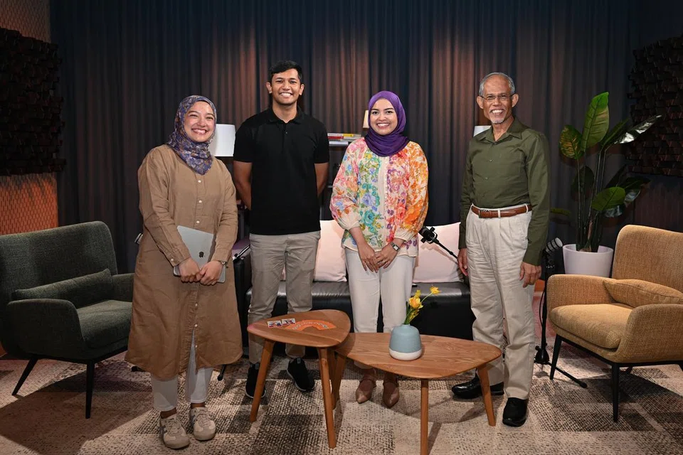 (Dari kiri) Hos dan Penerbit Podcast ‘No Tapis’, Cik Natasha Mustafa; atlet boling negara, Encik Nu’man Syahmi Yusri; guru muzik dan pengasas NJ Studio, Cik Nabillah Jalal; dan Menteri Pembangunan Sosial dan Keluarga, Encik Masagos Zulkifli Masagos Mohamad.