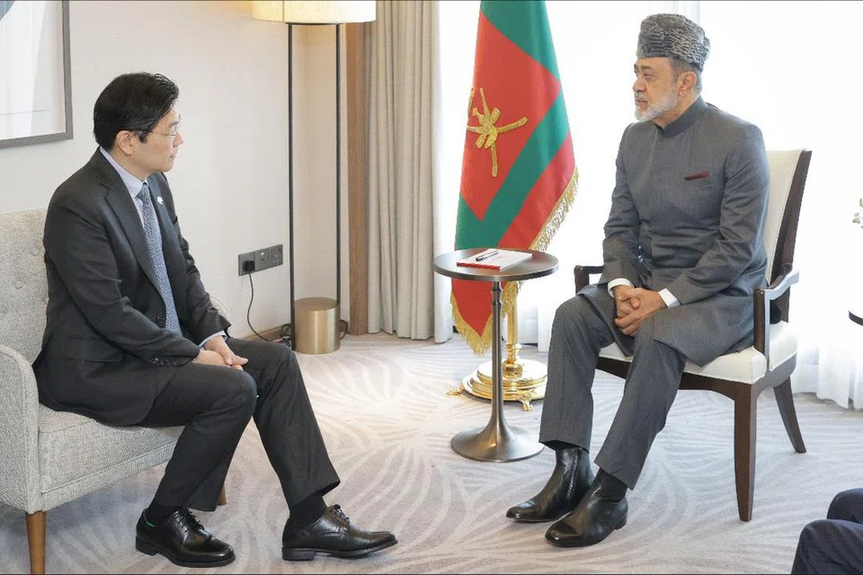 KUKUH HUBUNGAN DUA HALA: Timbalan Perdana Menteri, Encik Lawrence Wong (kiri), bertemu dengan Sultan Oman, Sultan Haitham Bin Tarik (kanan), pada 15 Disember di Hotel Mandarin Oriental dengan kededua pemimpin itu mengesahkan semula kerjasama erat antara Singapura dan Oman.