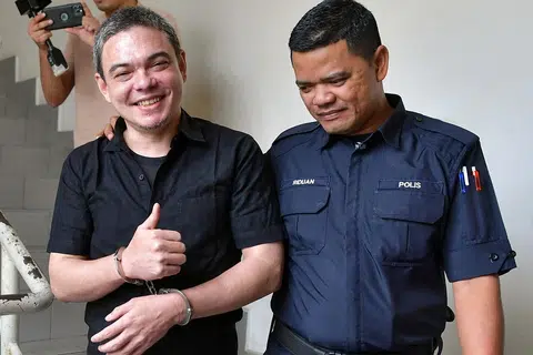 DIIRINGI POLIS: Penyanyi nasyid dan komposer, Muhammad Yasin Sulaiman, diiringi anggota polis selepas keputusan akhir pendakwaan kes dadah di Mahkamah Sesyen Petaling Jaya.