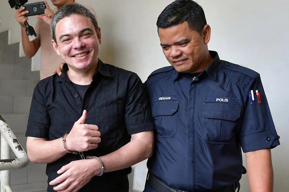 DIIRINGI POLIS: Penyanyi nasyid dan komposer, Muhammad Yasin Sulaiman, diiringi anggota polis selepas keputusan akhir pendakwaan kes dadah di Mahkamah Sesyen Petaling Jaya.