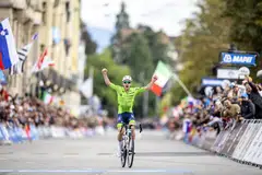 Tadej Pogacar dari Slovenia meraikan kejayaan selepas memenangi perlumbaan jalan raya elit lelaki pada Kejohanan Dunia Jalan UCI 2024 di Zurich pada 29 September.