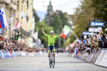 Tadej Pogacar dari Slovenia meraikan kejayaan selepas memenangi perlumbaan jalan raya elit lelaki pada Kejohanan Dunia Jalan UCI 2024 di Zurich pada 29 September.