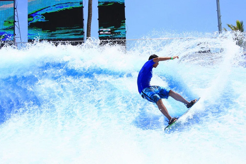 BAGI yang sukakan keseronokan air, tentu mahu mencuba 'Wave House Sentosa' yang terletak dengan selesa berhampiran tempat AJ Hackett Bungee Jump di Pantai Siloso. Tarikan itu terbentuk selepas peminat lungsur air di Singapura menyedari bahawa ombak tidak cukup besar untuk dilayari - jadi ombak "buatan sendiri" terhasil. Dengan menggunakan mesin canggih yang dikenali sebagai 'Flow Board', melayari di Sentosa menjadi lebih mudah atau lebih selamat. - Foto WAVEHOUSE SENTOSA