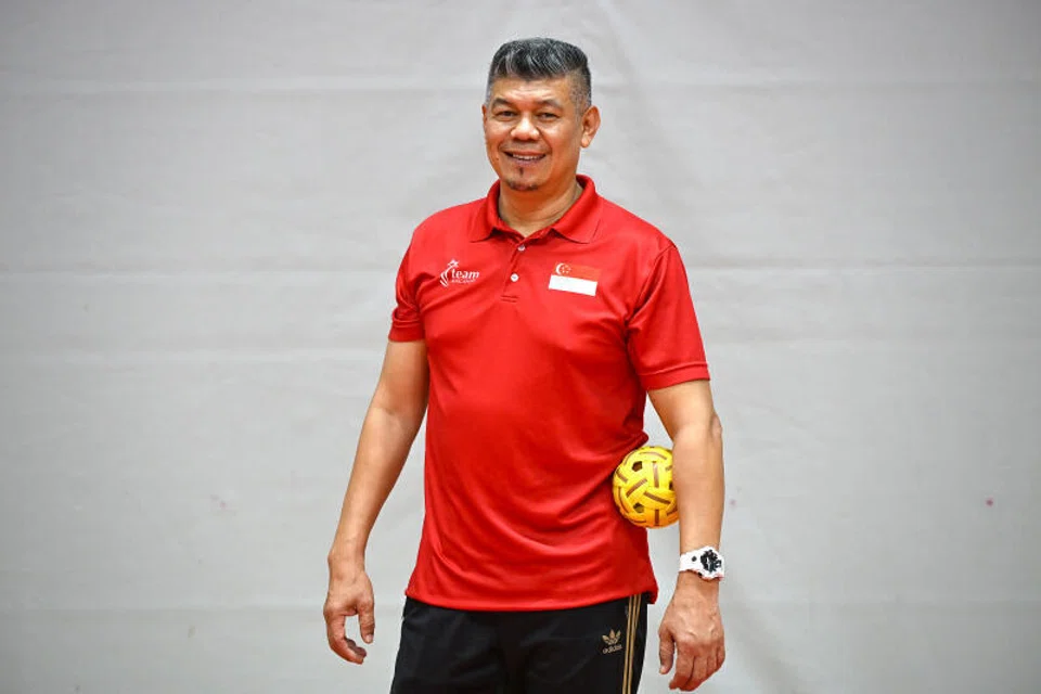 Jurulatih sepak takraw Singapura, Nur Hisham Adam, mengambil alih peranan ketua jurulatih setelah rakan kerjanya, Salleh Nanang, diserang serangan jantung.