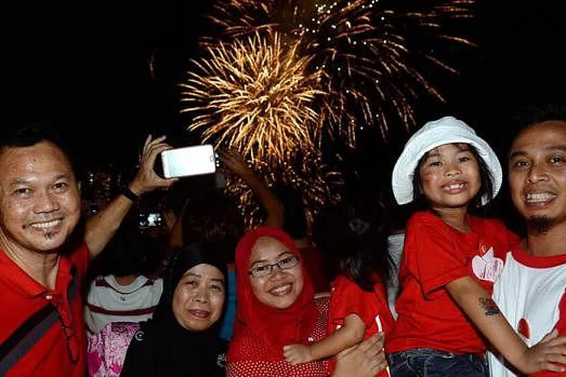 Ramai 'berkelah' saksikan acara bunga api, Berita Singapura ...
