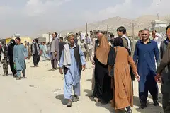 MAHU KELUAR NEGARA: Beberapa rakyat Afghanistan sedang berkumpul di luar kawasan Lapangan Terbang Hamid Karzai di Kabul semalam untuk meninggalkan negara itu. - Foto EPA-EFE