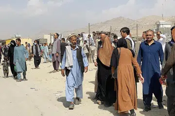 MAHU KELUAR NEGARA: Beberapa rakyat Afghanistan sedang berkumpul di luar kawasan Lapangan Terbang Hamid Karzai di Kabul semalam untuk meninggalkan negara itu. - Foto EPA-EFE