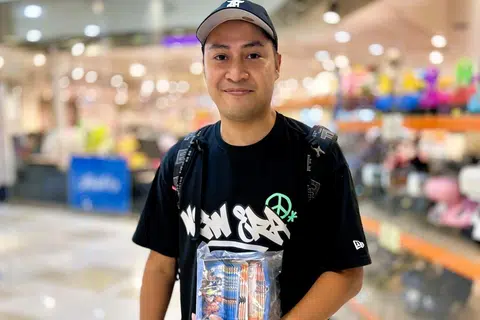 Encik Huzhairi Azman, dari Sengkang, menunjukkan kad dagangan (TCG) yang dibelinya di ‘JB Collectors Market’.