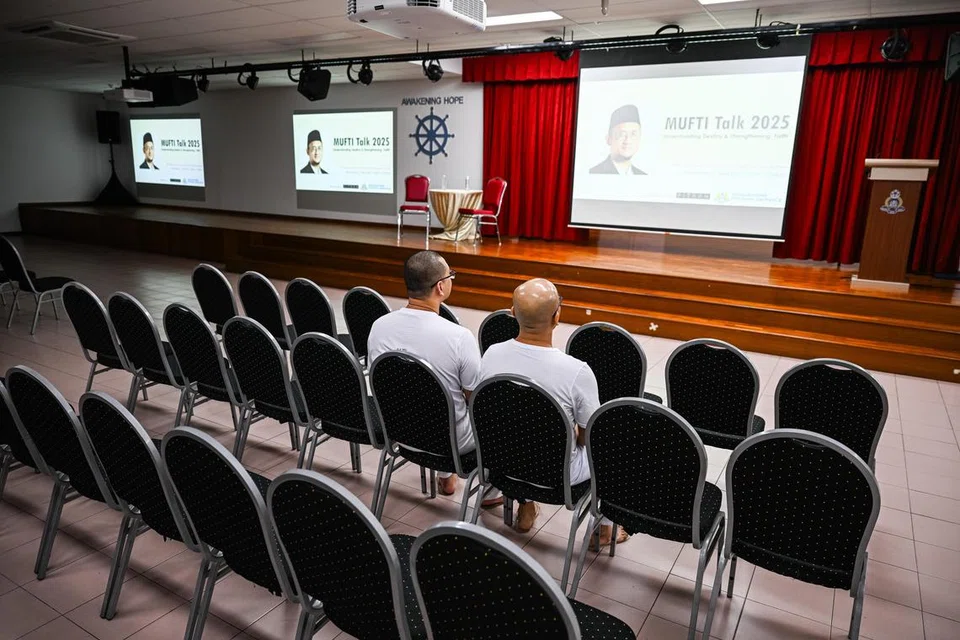 Banduan (dari kiri) Azhar dan Afiq, bukan nama sebenar, adalah antara sekitar 30 banduan yang menyertai Ceramah Motivasi Mufti tahunan kelima di Kompleks Penjara Tanah Merah pada 7 Mei 2025. 