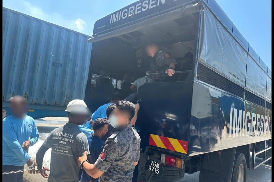 Jabatan Imigresen Malaysia Negeri Johor menjalankan serbuan terhadap sembilan kilang di lima daerah iaitu Johor Bahru, Muar, Segamat, Mersing dan Batu Pahat.