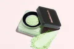 Jenama produk kosmetik Huda Beauty baru memperkenalkan rona hijau pudina berkonsep ‘matcha’ dalam rangkaian produk, ‘Easy Bake Loose Baking & Setting Powder ‘ mereka.