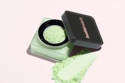 Jenama produk kosmetik Huda Beauty baru memperkenalkan rona hijau pudina berkonsep ‘matcha’ dalam rangkaian produk, ‘Easy Bake Loose Baking & Setting Powder ‘ mereka.