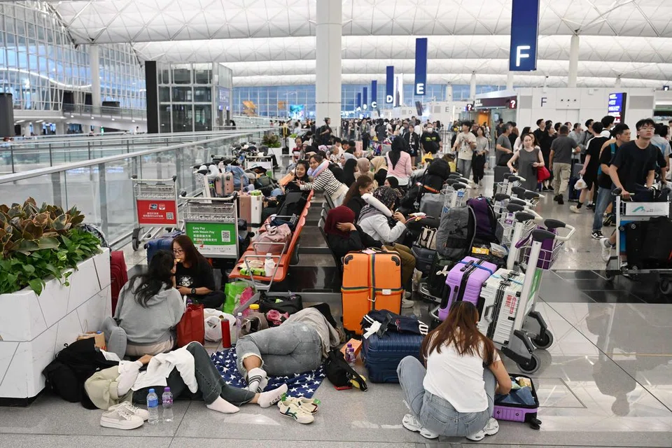 Taufan Wipha, penerbangan, batal, hong kong