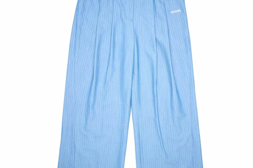 ‘Pinstripe Panelled Waistband Trouser’ daripada Beyond the Vines memberi sentuhan moden pada gaya korporat klasik. 