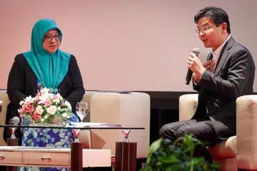 KUKUHKAN HUBUNGAN DALAM PELBAGAI BIDANG: Timbalan Perdana Menteri, Encik Lawrence Wong bercakap dalam satu ceramah, bersama moderator, Dr Dayang Hajah Huraini, Timbalan Setiausaha Tetap di Pejabat Perdana Menteri Brunei. 
