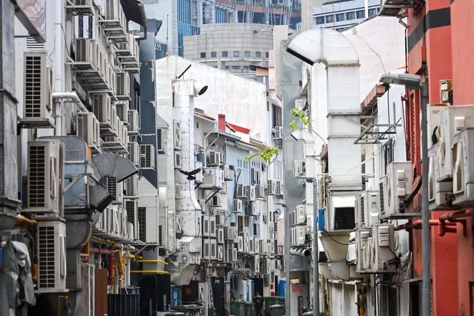 Kementerian Kemampanan dan Sekitaran (MSE) dan Agensi Sekitaran Kebangsaan (NEA) dalam satu kenyataan bersama pada 8 April telah mengarahkan semua kemudahan pemerintah untuk mengambil langkah penjimatan tenaga bagi mengurangkan penggunaan elektrik.