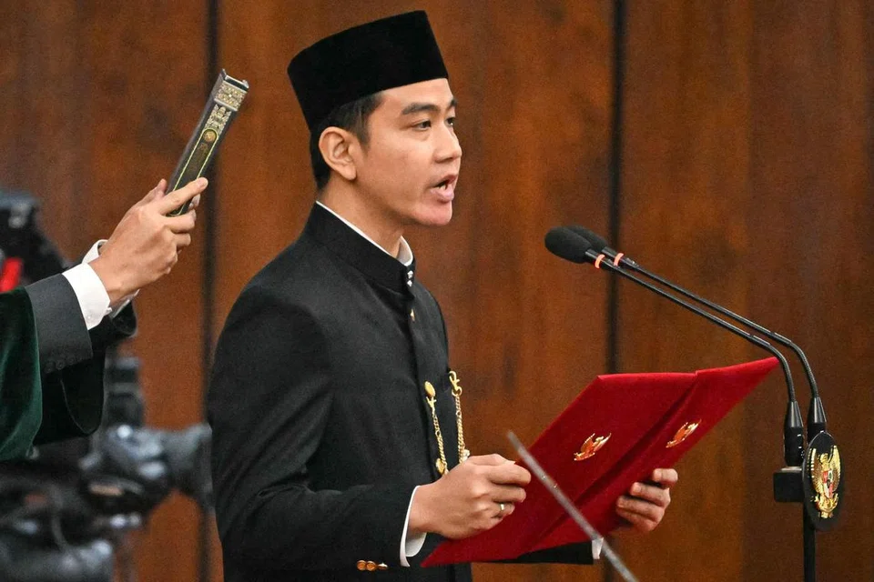 Encik Gibran Rakabuming Raka, mengangkat sumpah sebagai Naib Presiden di bangunan Parlimen di Jakarta pada 20 Oktober.