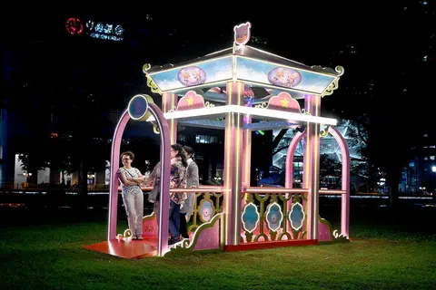 Party Pavilion oleh Howie Kim memaparkan cahaya lampu yang indah dengan imaginasi dan nostalgia berkumpul! Diilhamkan oleh Muzium Tamadun Koleksi Asia dan kehebatan taman tema, karya ini merakamkan kemeriahan zaman remaja, membolehkan pengunjung menemui semula semangat masa muda mereka.