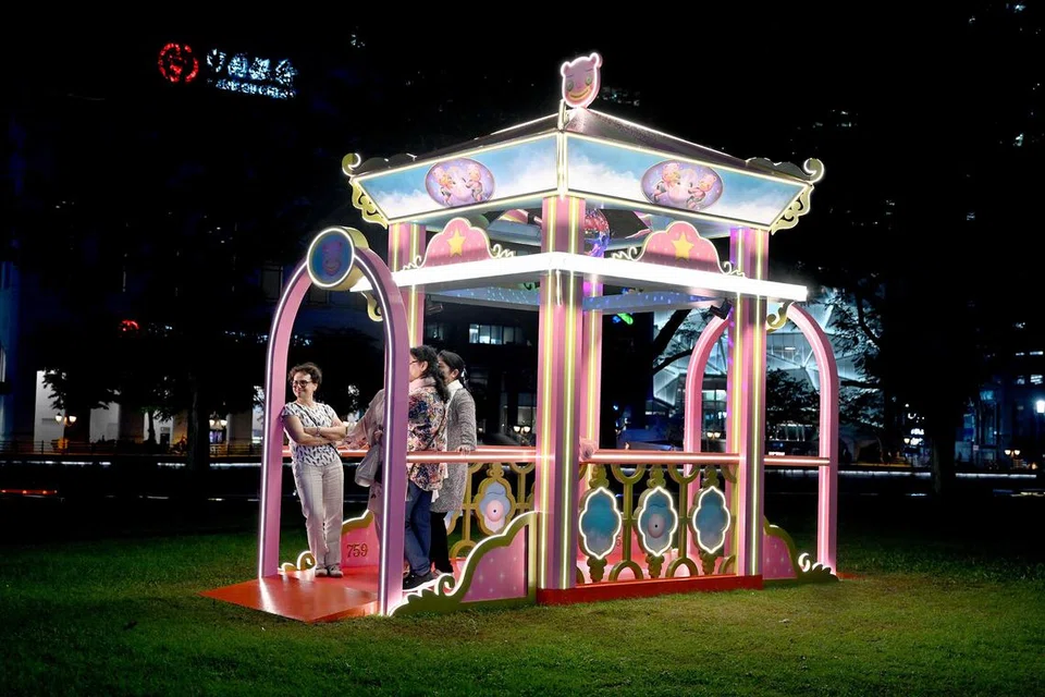 Party Pavilion oleh Howie Kim memaparkan cahaya lampu yang indah dengan imaginasi dan nostalgia berkumpul! Diilhamkan oleh Muzium Tamadun Koleksi Asia dan kehebatan taman tema, karya ini merakamkan kemeriahan zaman remaja, membolehkan pengunjung menemui semula semangat masa muda mereka.