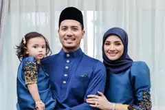 Pelakon terkenal dan ikon fesyen, Nur Fazura Sharifuddin (kanan), memfailkan perceraian terhadap suami, Fattah Amin (tengah( di Mahkamah Rendah Syariah Petaling, Subang Bestari, Shah Alam, pada 13 September. Bersama mereka ialah anak mereka, Nur Fatima Aisya.