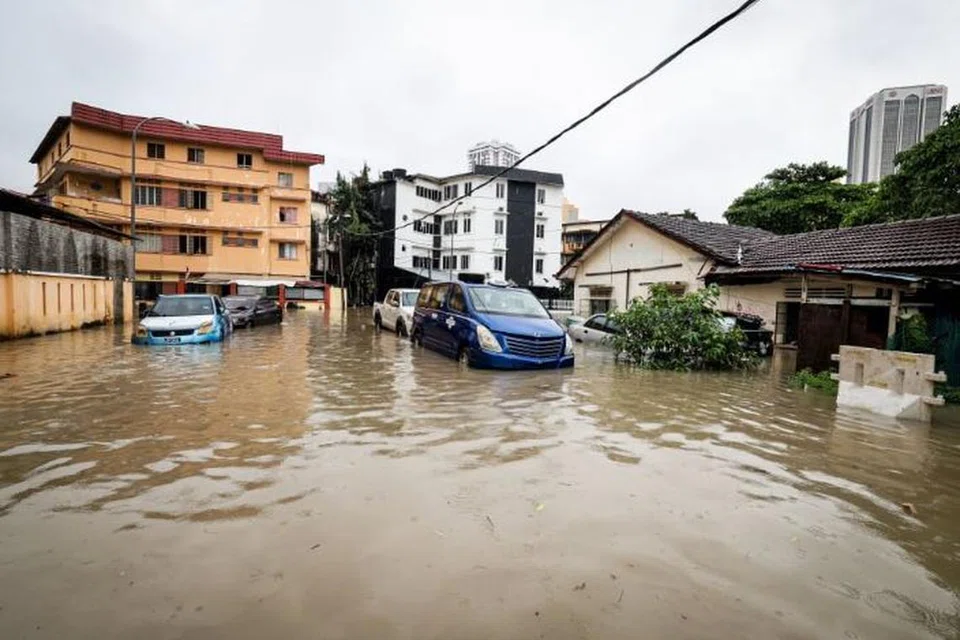 Banjir kilat di Kuala Lumpur menenggelamkan rumah dan kediaman penduduk di kawasan Jalan Larut.
