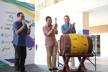 DEKATI MASYARAKAT BEDOK: (dari kiri) Penasihat Akar Umbi Kaki Bukit, Encik Shamsul Kamar, Dr Maliki, dan Encik Fahmi, tersenyum dengan pelancaran M³@Bedok yang dilakukan sewaktu Fiesta Kesihatan di Heartbeat@Bedok. - Foto fail 2019
