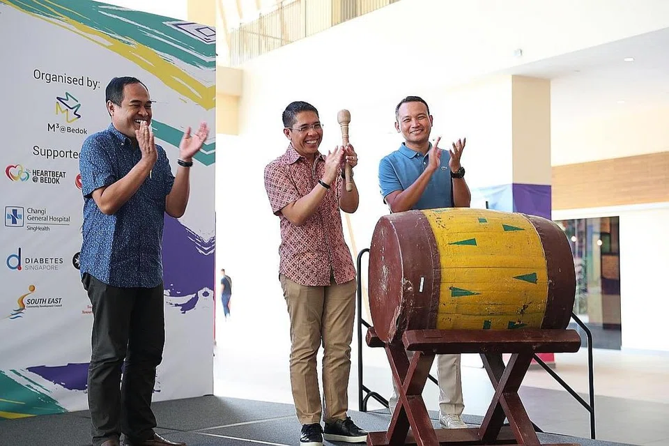 DEKATI MASYARAKAT BEDOK: (dari kiri) Penasihat Akar Umbi Kaki Bukit, Encik Shamsul Kamar, Dr Maliki, dan Encik Fahmi, tersenyum dengan pelancaran M³@Bedok yang dilakukan sewaktu Fiesta Kesihatan di Heartbeat@Bedok. - Foto fail 2019