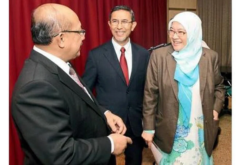 SATU PENCAPAIAN: Datuk Patahiyah berkongsi pandangan dengan Timbalan Ketua Menteri 1, Datuk Mohd Rashid Hasnon (tengah), dan Pegawai Kewangan Negeri, Datuk Mokhtar Jait, selepas sidang akhbar di Komtar, Pulau Pinang. - Foto THE STAR